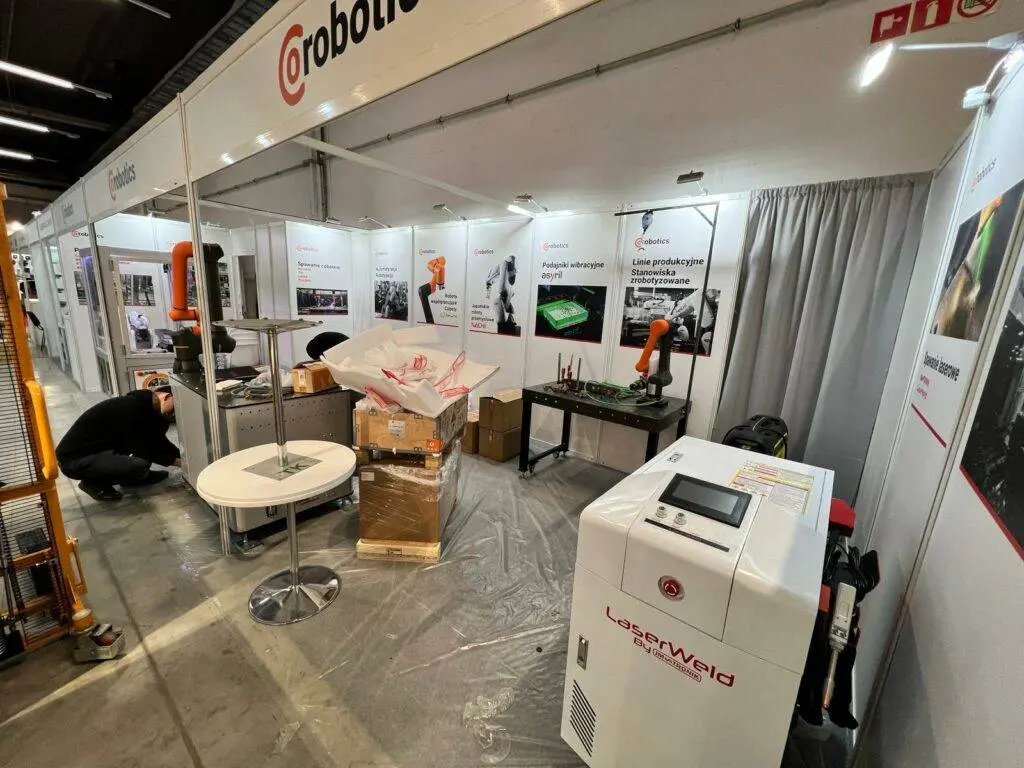 setting up jm-tronik's stand